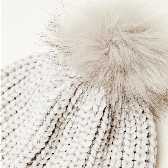 Jules Kae Gray Pom Beanie NWT - Picture 2 of 4